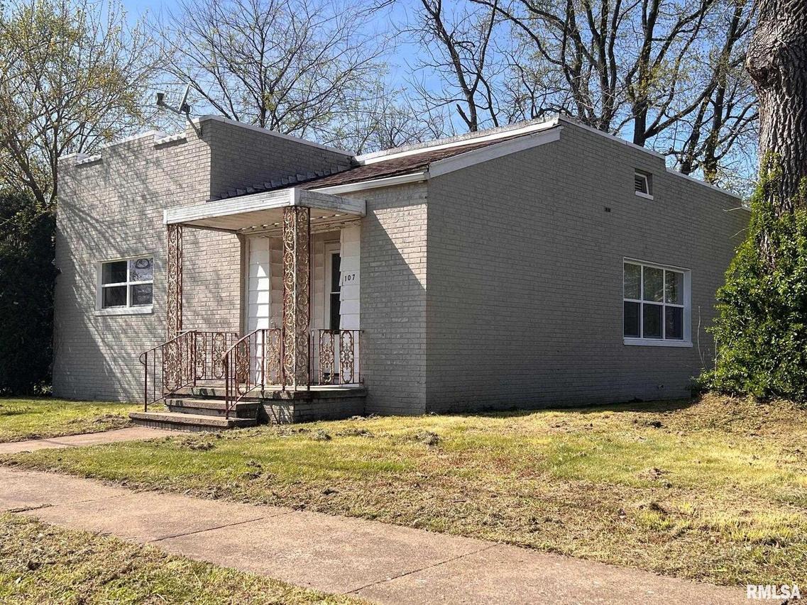 107 W Poplar St., West Frankfort, IL 62896
