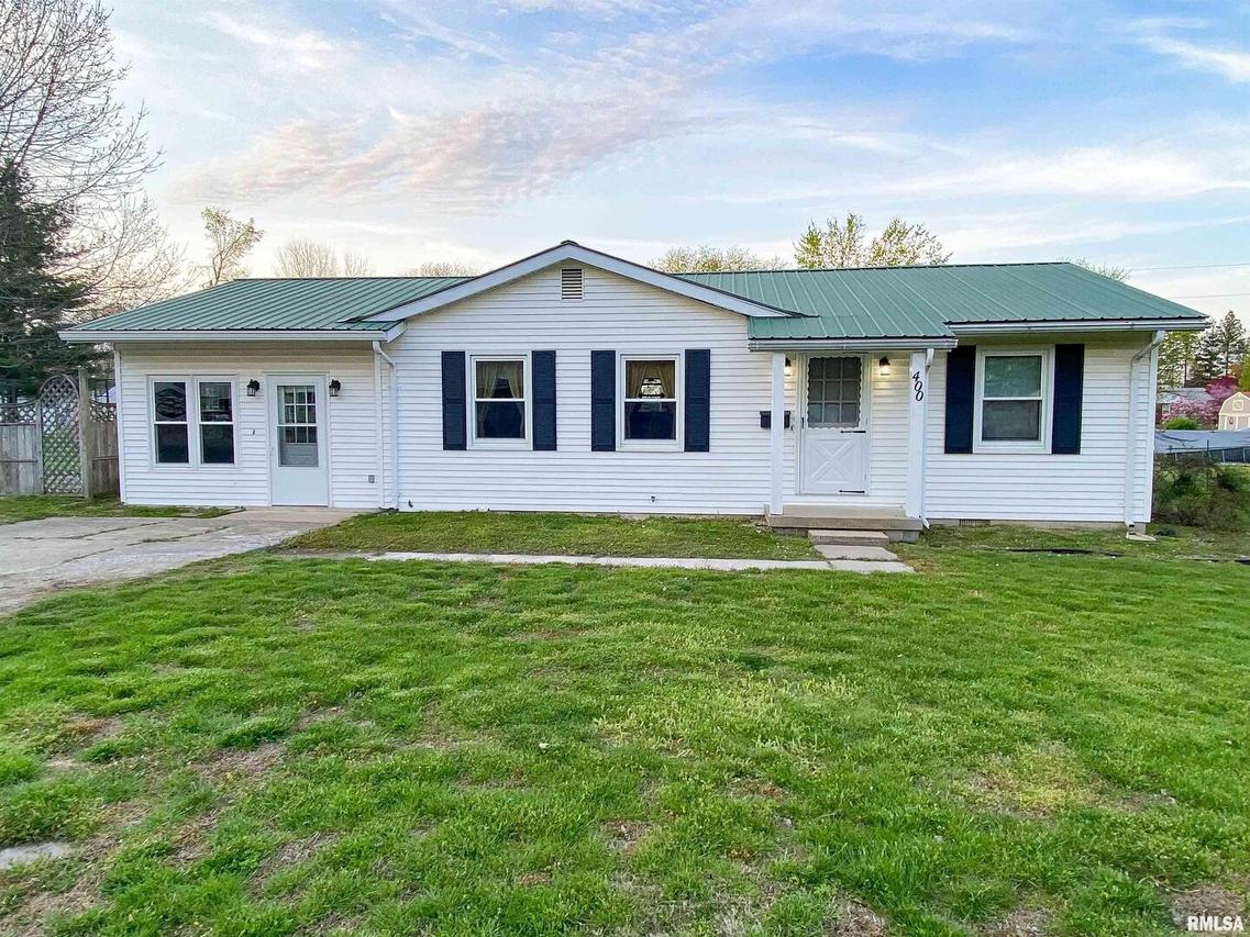 400 Hickory St., Flora, IL 62839