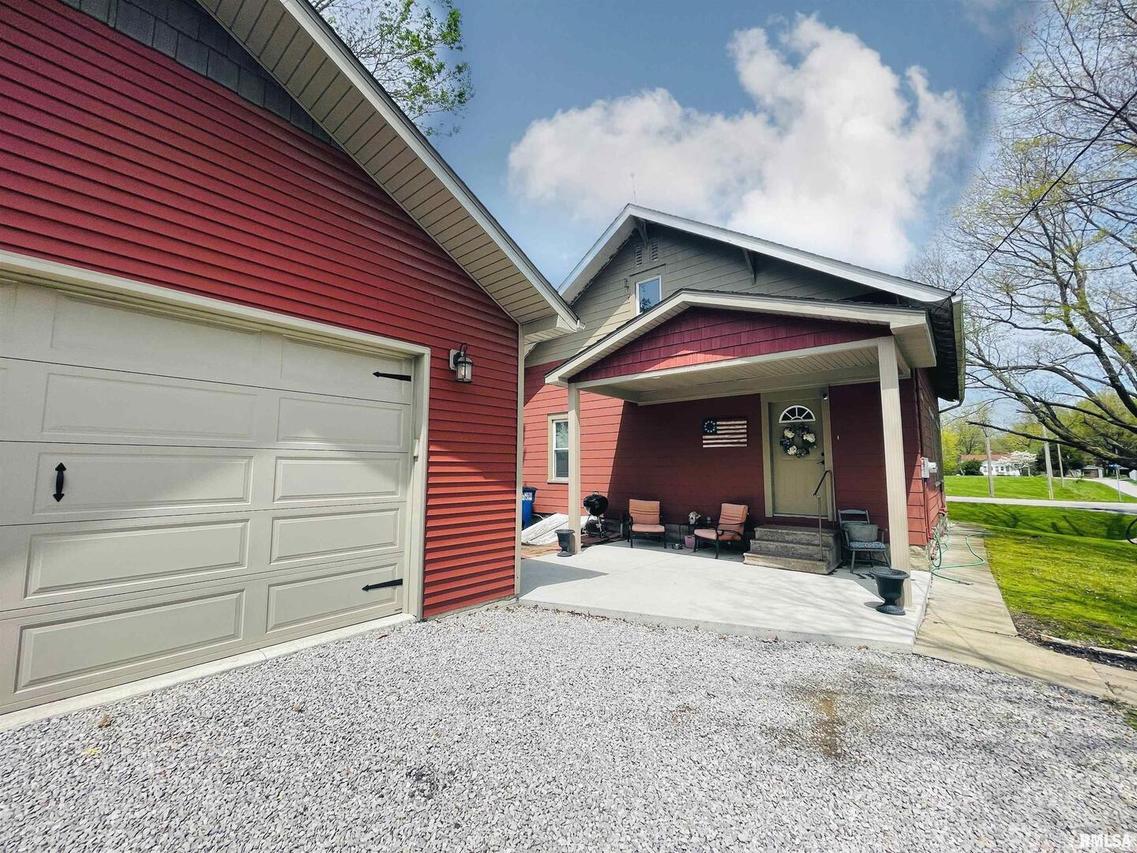 318 W Main St., Oakdale, IL