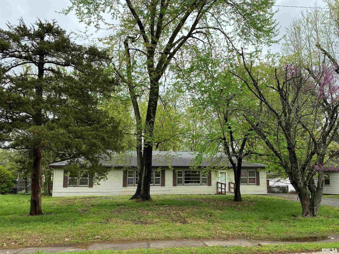 1216 W Chautauqua St., Carbondale, IL 62901