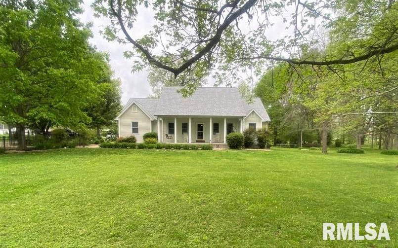 909 E 8th St., West Frankfort, IL 62896