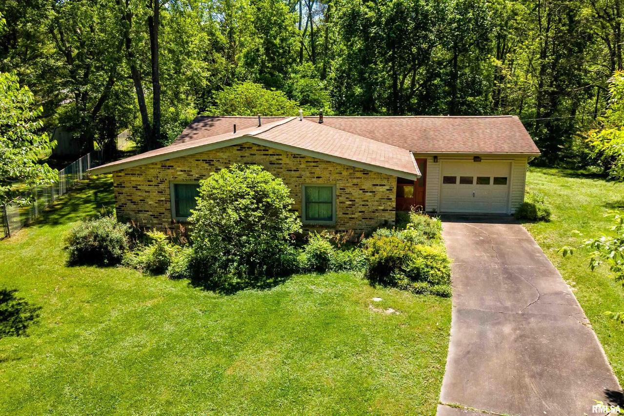 2017 W Norwood Dr., Carbondale, IL 62901