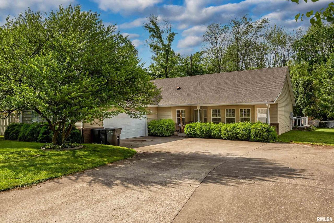 1314 E Meadowbrook Ln., Carbondale, IL 62901