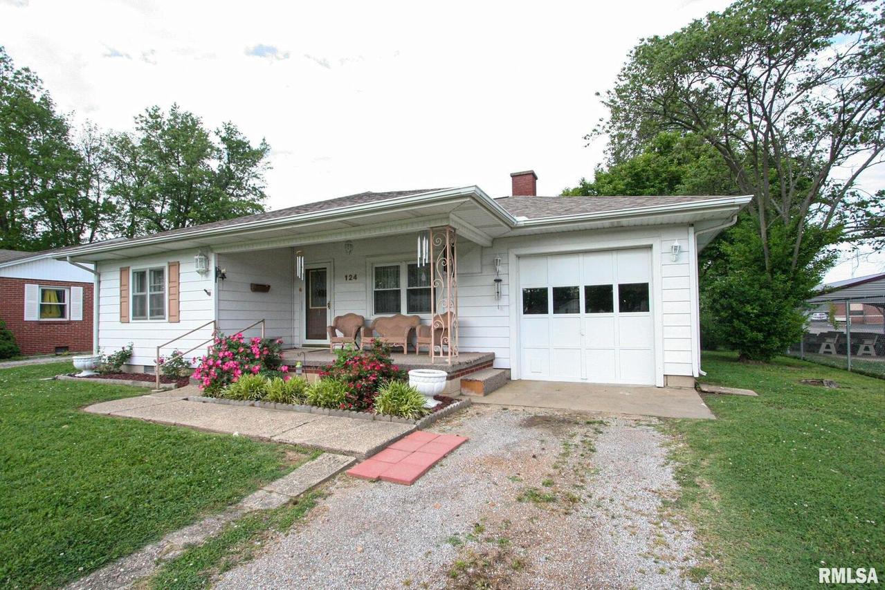 124 11th St., Carmi, IL 62821