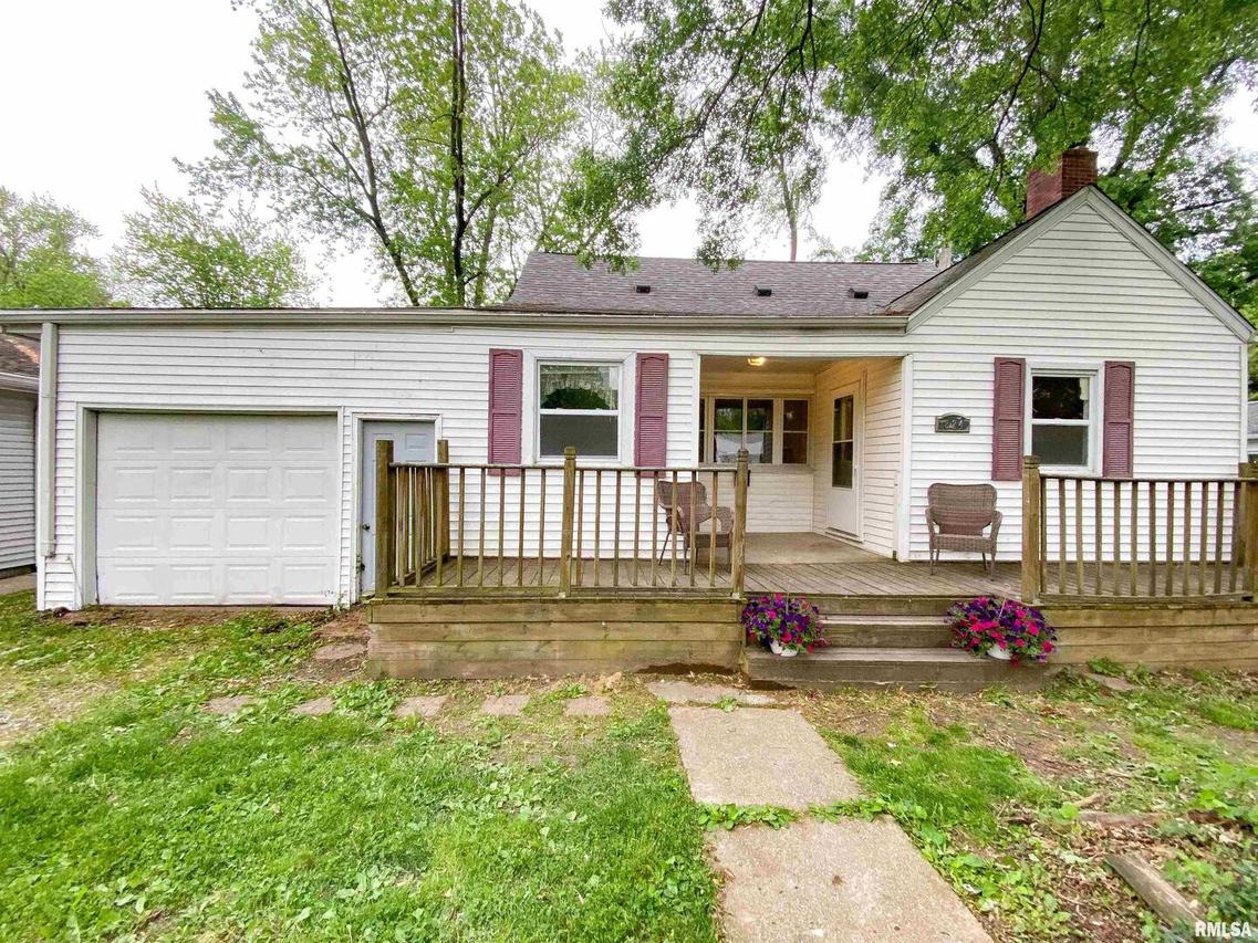 824 Rider St., Flora, IL 62839