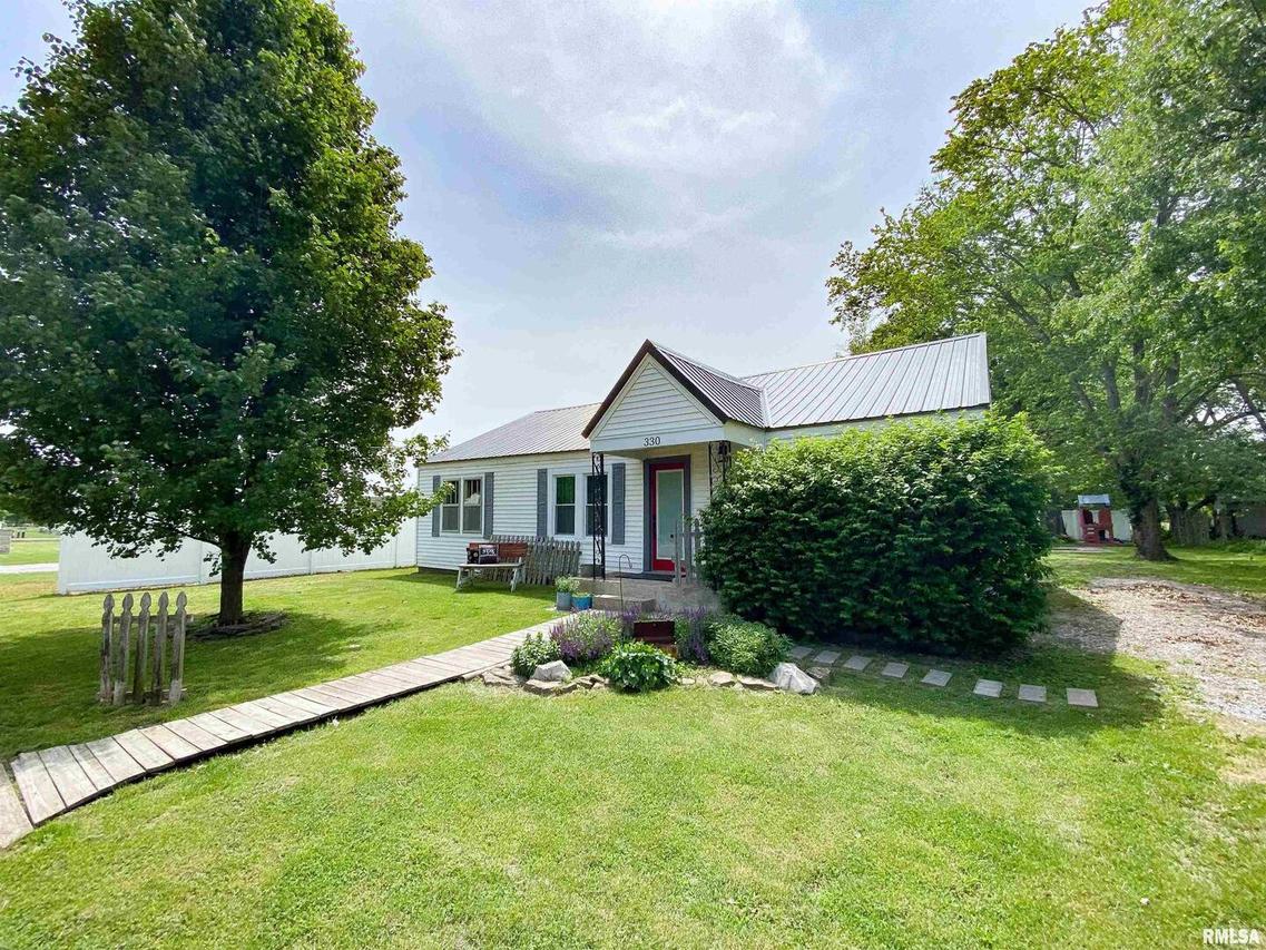 330 S State St., Flora, IL 62839
