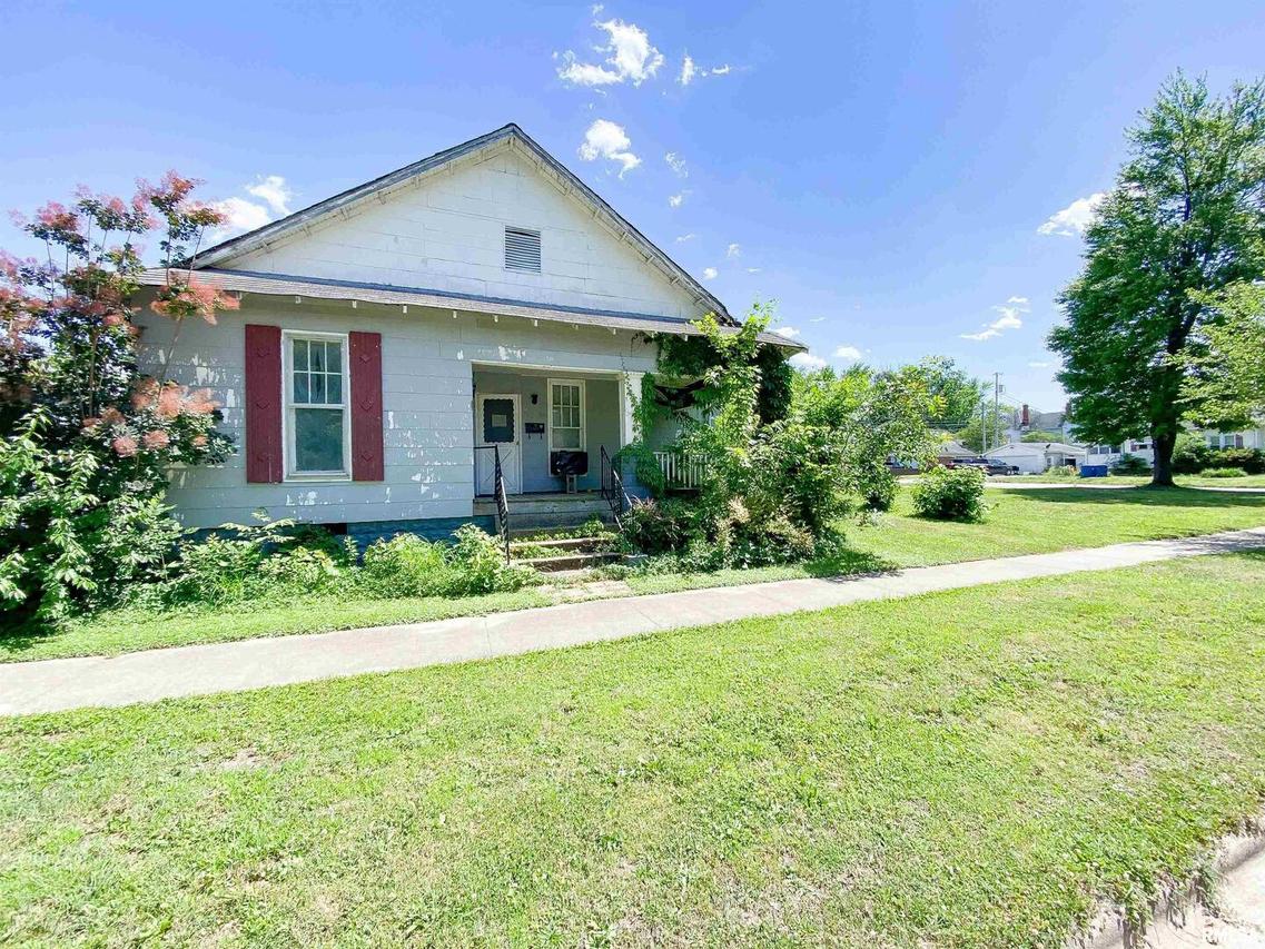 208 E 4th St., Flora, IL 62839