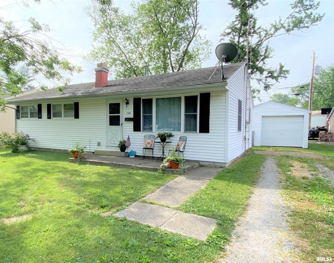 726 E 4th St., Flora, IL 62839