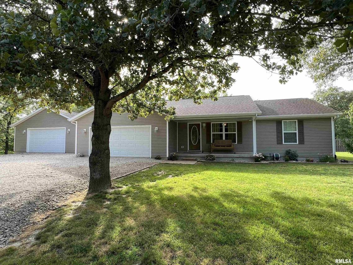 2103 N 2850 N St., St. Elmo, IL 62458