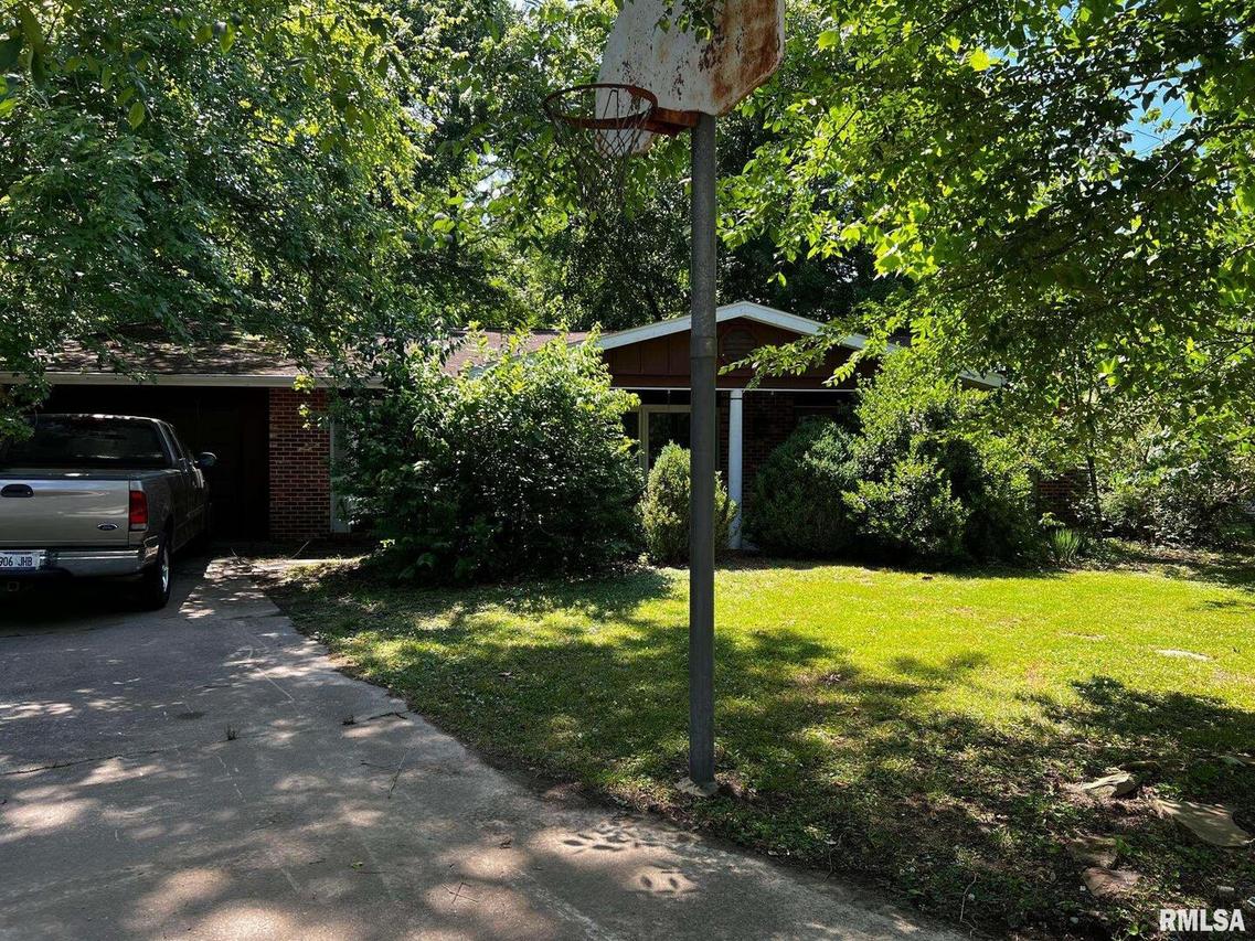 2016 Norwood Dr., Carbondale, IL 62901