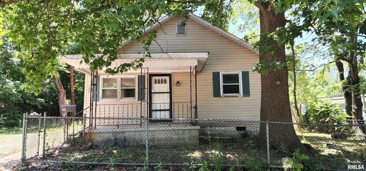 708 W 5th St., West Frankfort, IL 62896