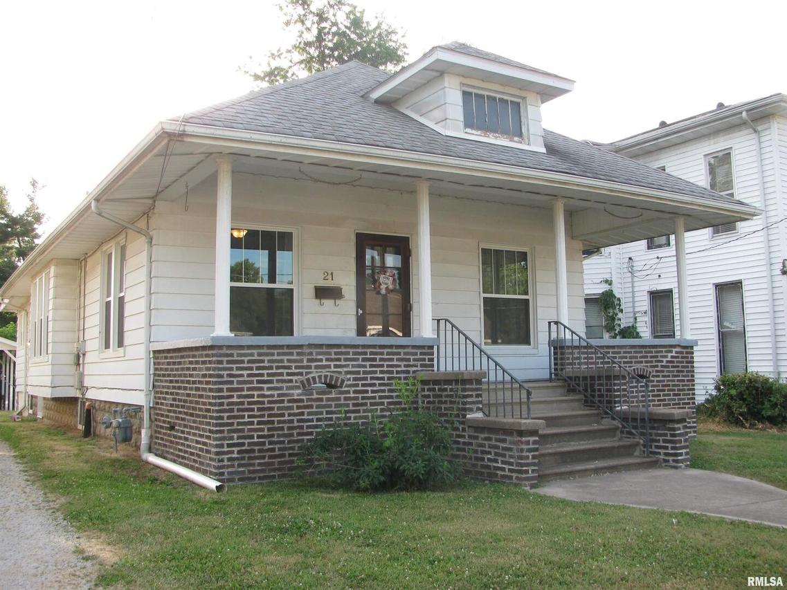 21 S Peach St., Duquoin, IL 62832