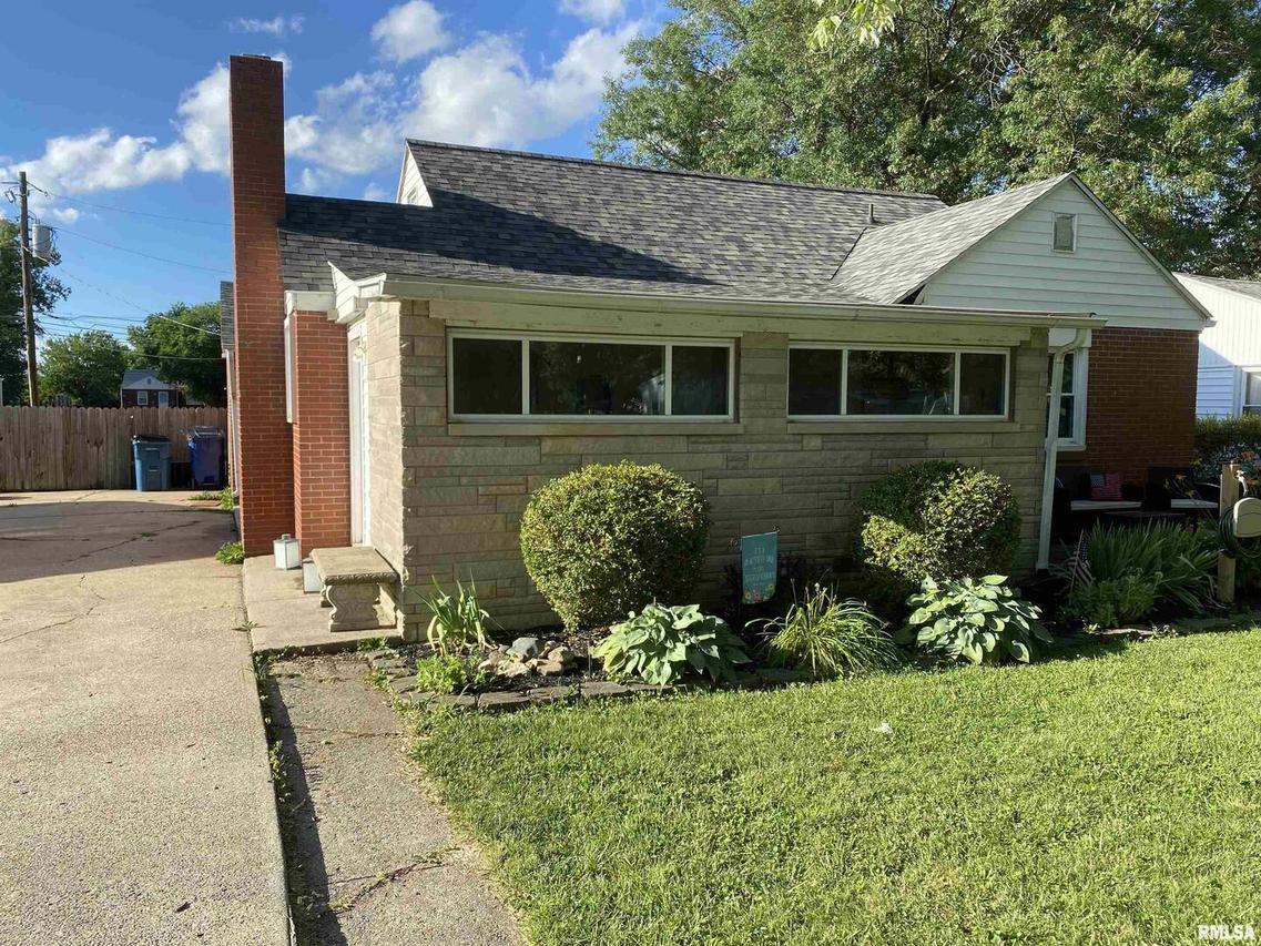 222 Hickory St., Flora, IL 62839