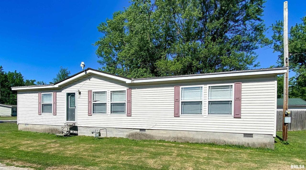 412 S Walnut St., Clay City, IL 62824