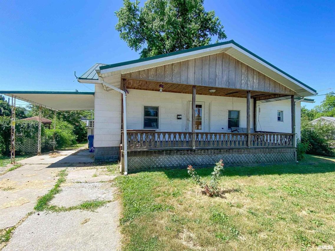 102 Fair Ave., Flora, IL 62839