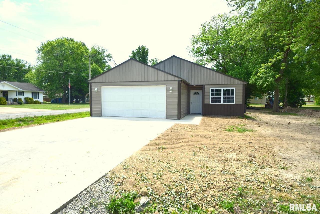 303 W Lucretia St., Sesser, IL 62883
