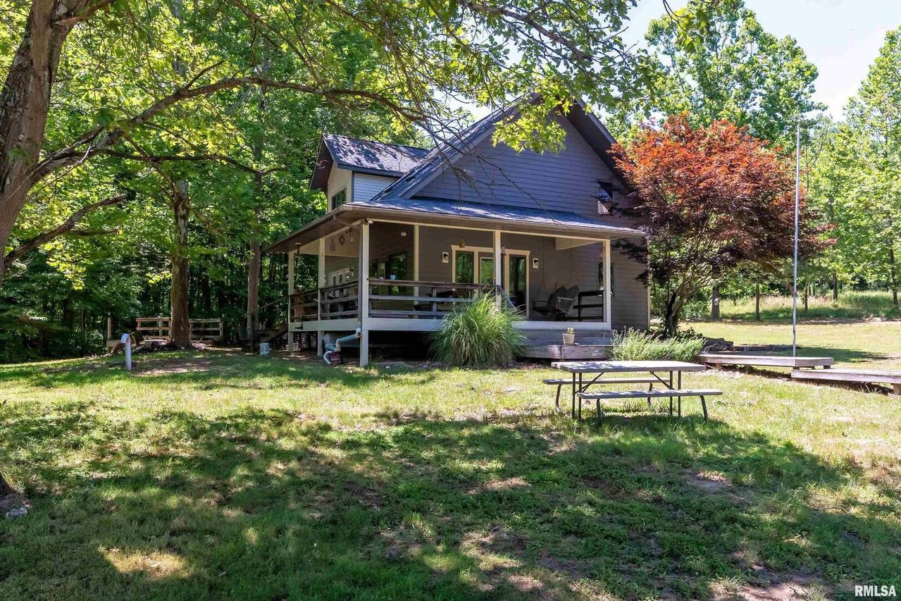 950 Fox Hollow Ln., Makanda, IL 62958