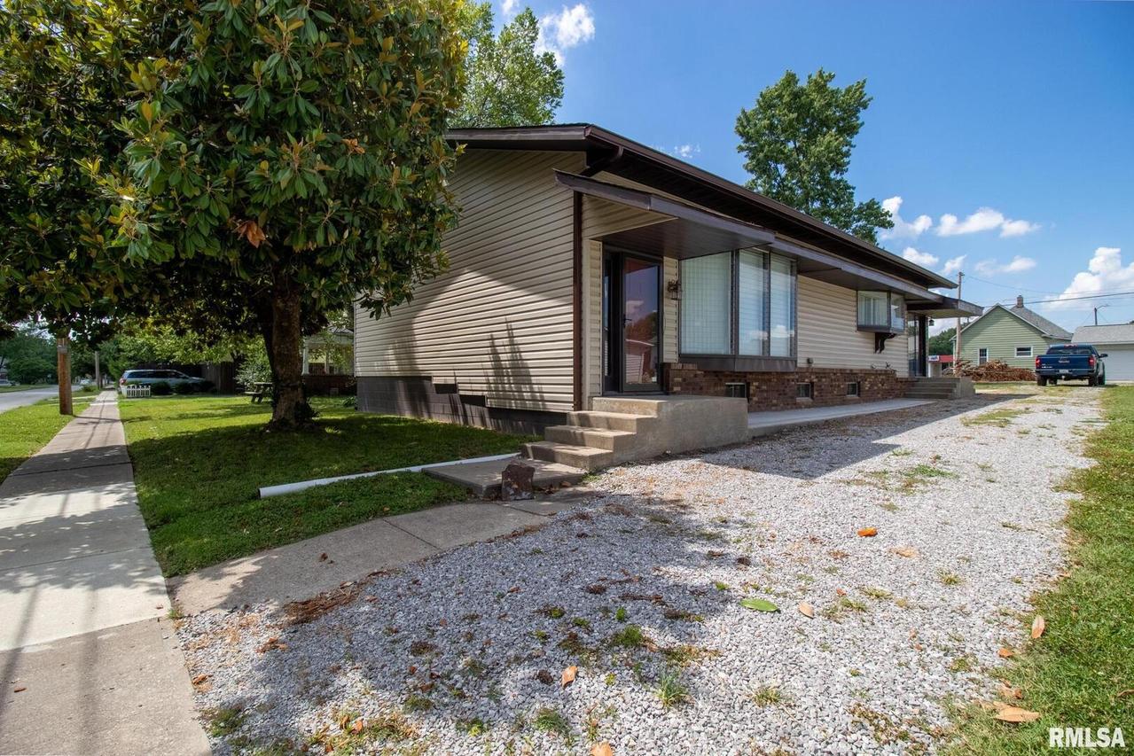 905 E Oak St., West Frankfort, IL 62896