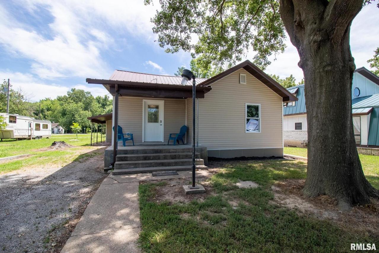 1204 W Oak St., West Frankfort, IL 62896