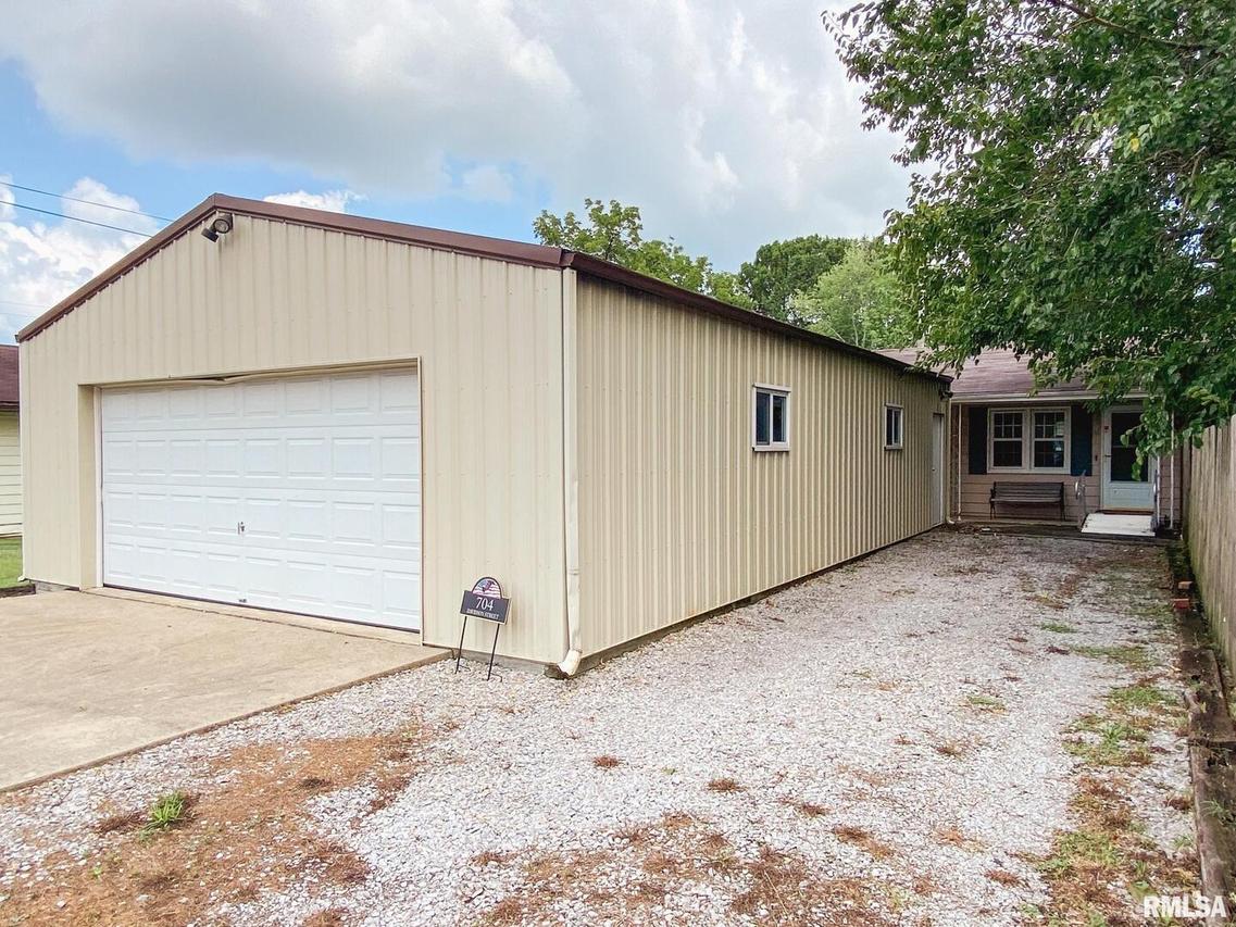 704 Davidson St., Eldorado, IL 62930