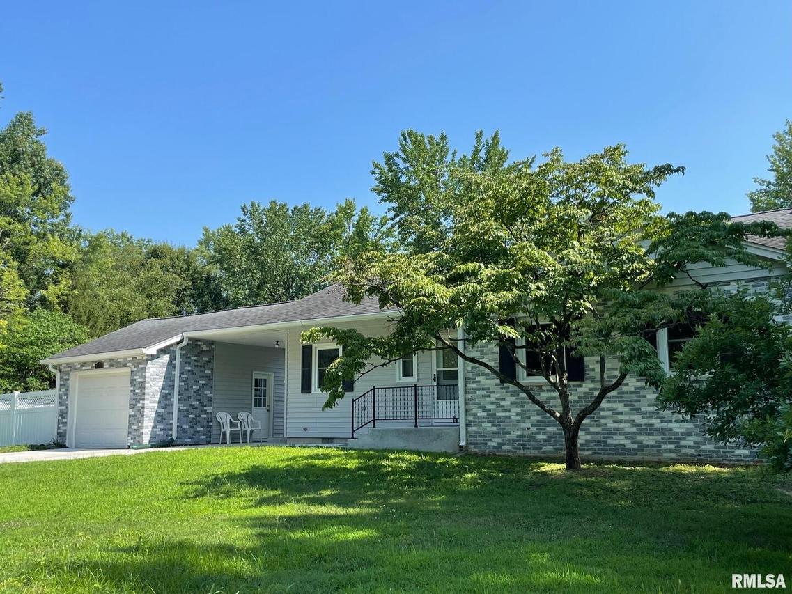 2001 Gray Dr., Carbondale, IL 62901