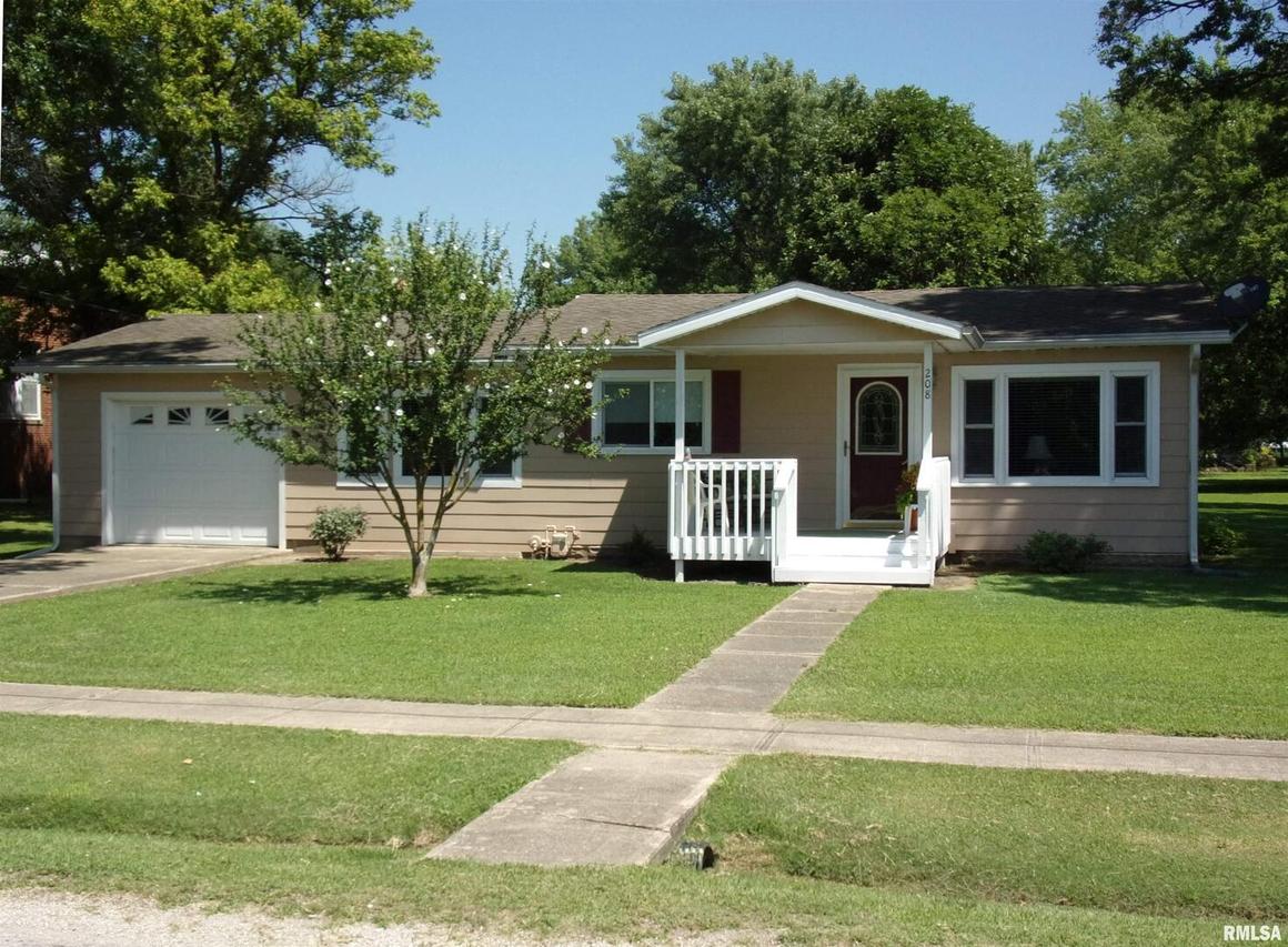 208 W Bond St., Patoka, IL 62875