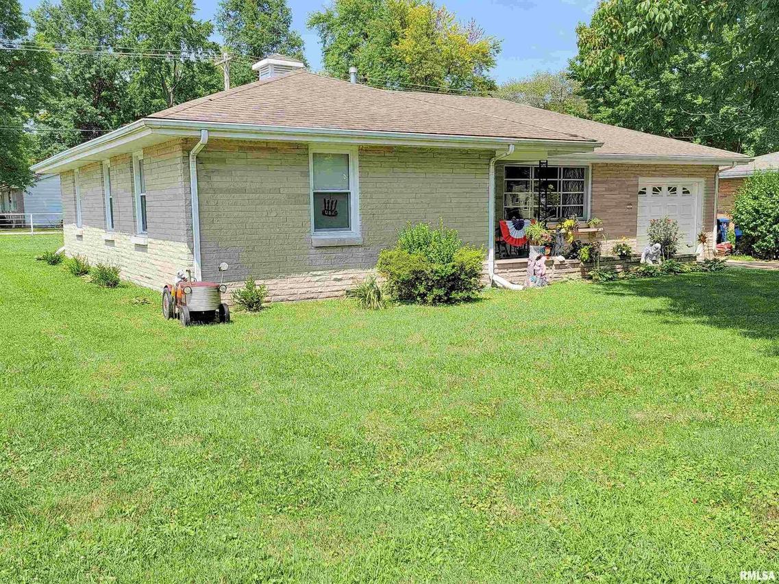 844 W 6th St., Flora, IL 62839