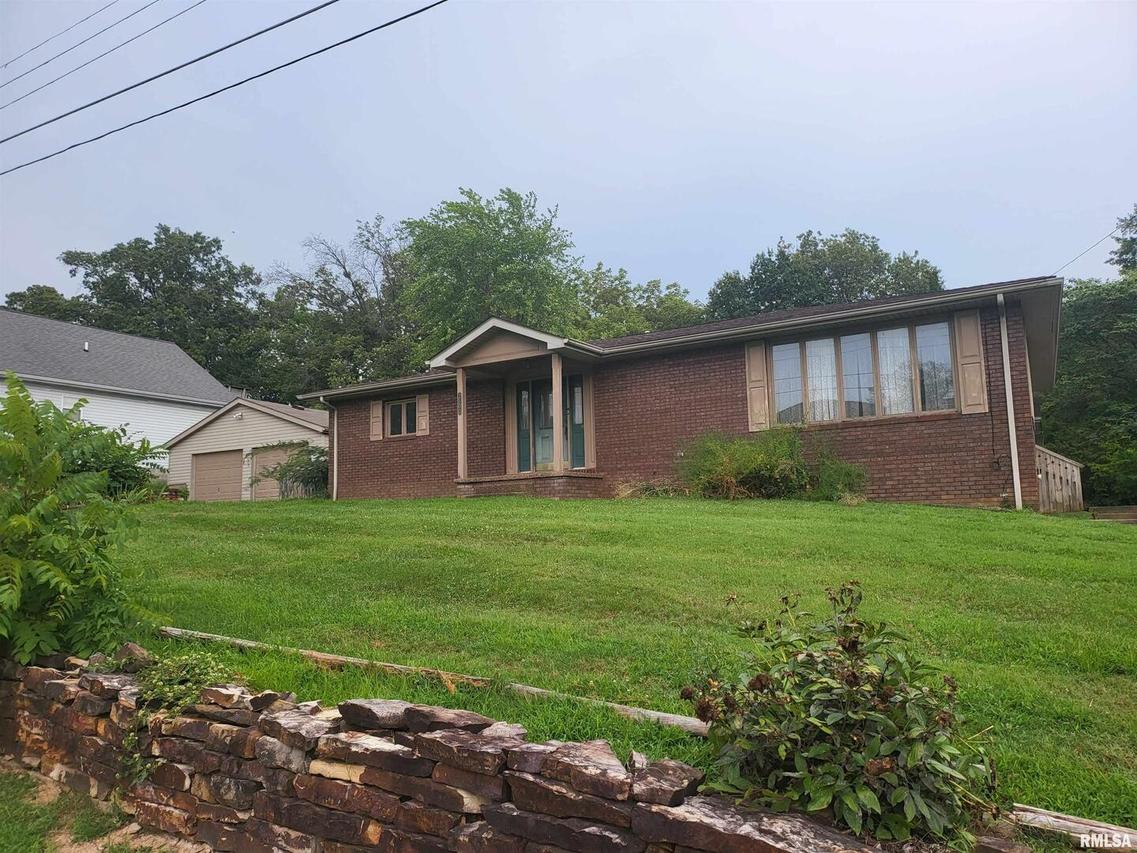 2500 1st St., Eldorado, IL 62930