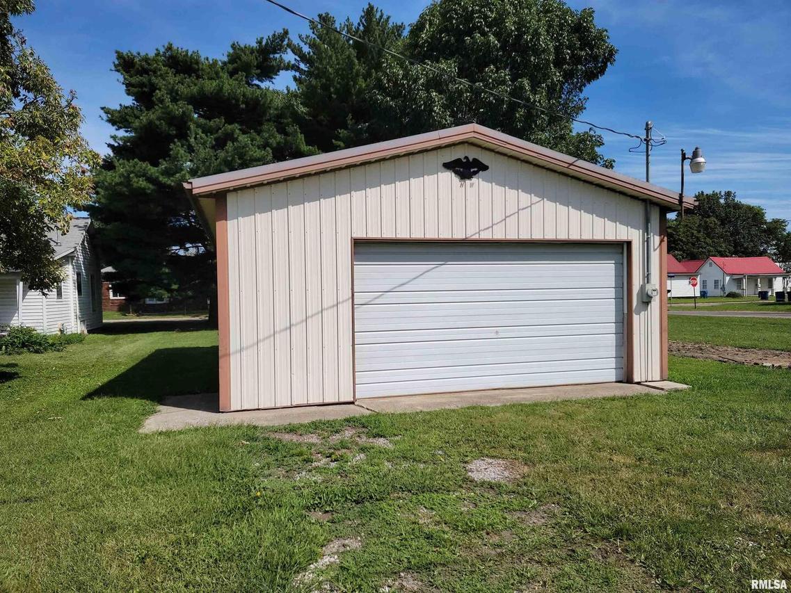 405 W 3rd St., Flora, IL 62839