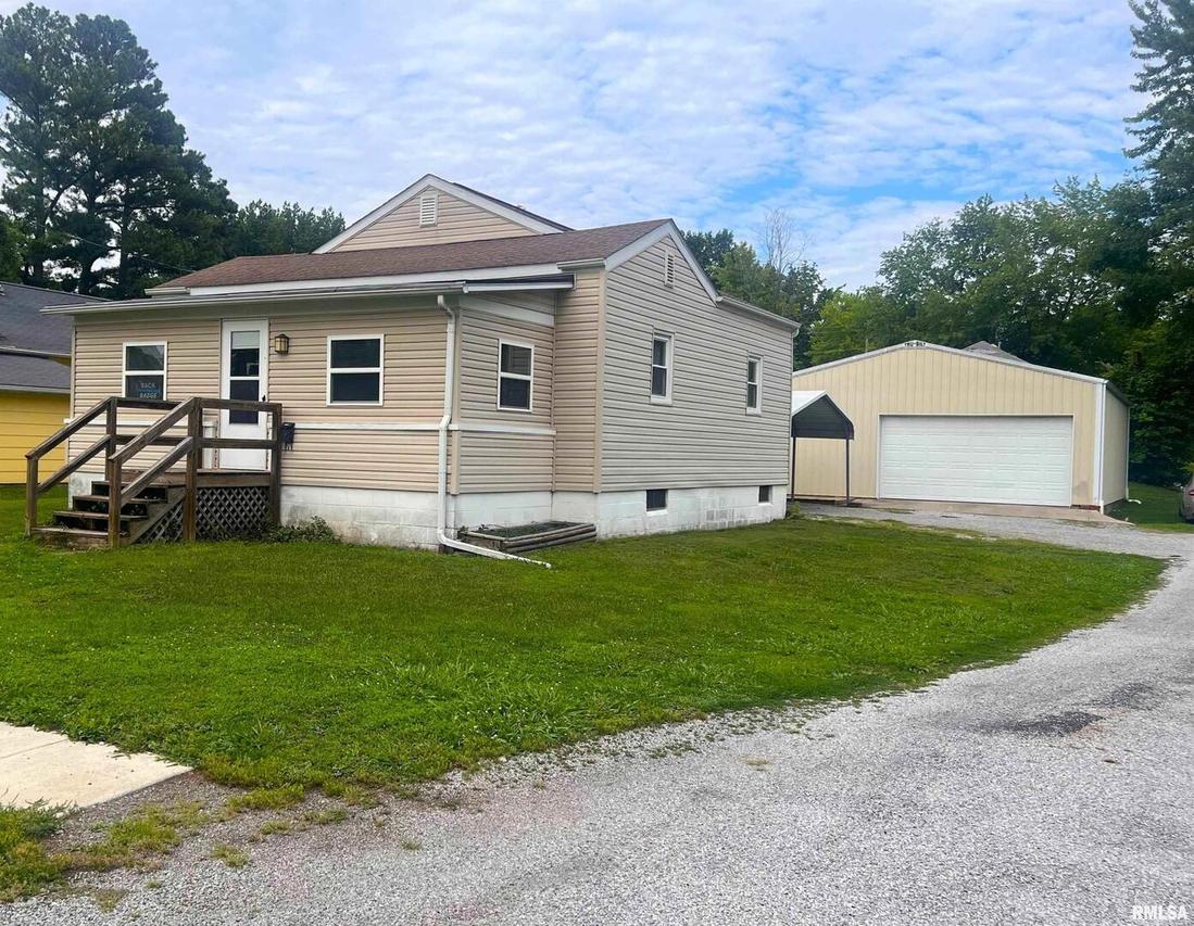 708 S State St., Christopher, IL 62822