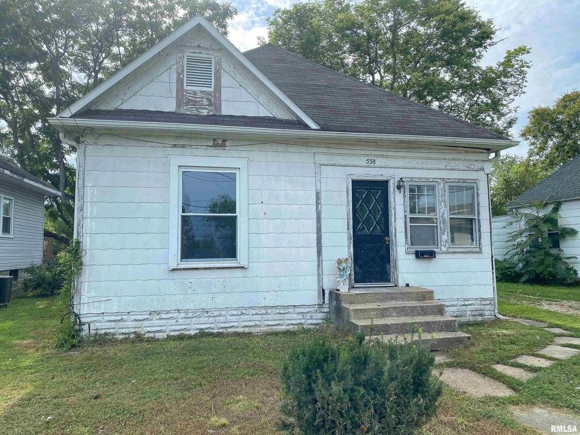 538 S Main St., Flora, IL 62839