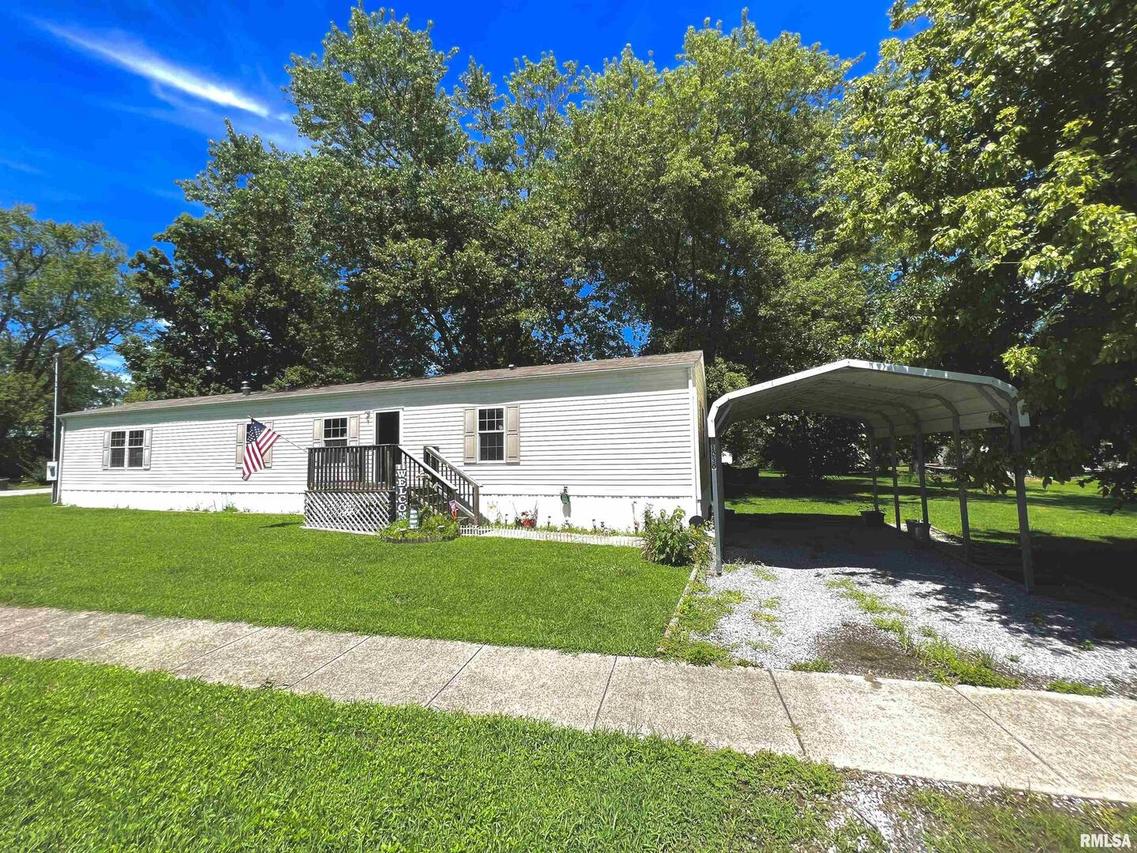 1030 Tanner St., Louisville, IL 62858