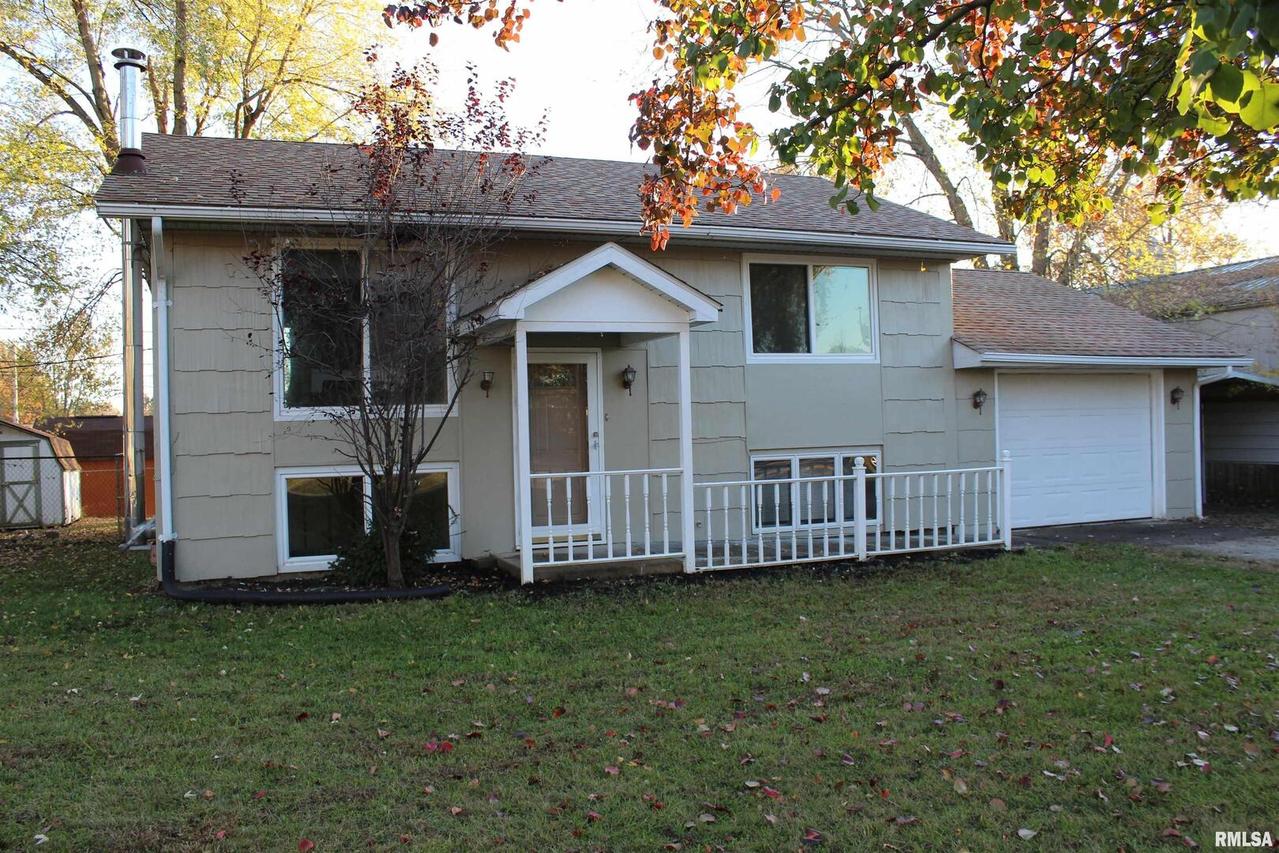 807 W 11th St., Johnston City, IL 62951