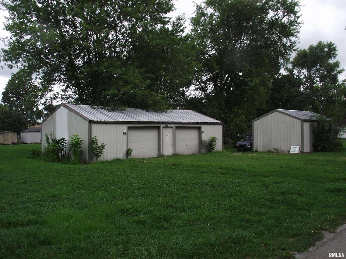 204 N West St., Elkville, IL 62932