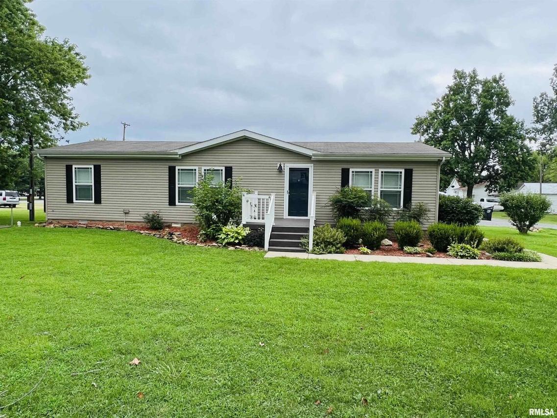 128 Walnut St., Stonefort, IL 62987