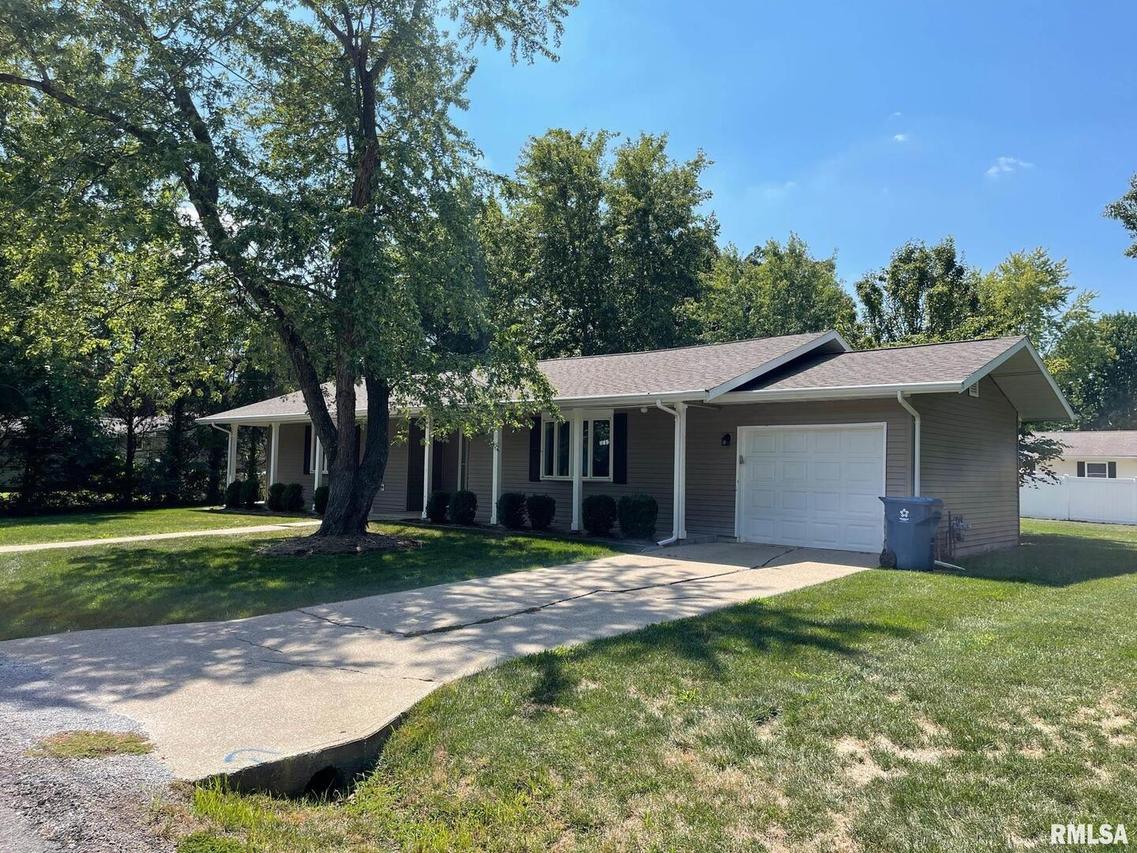 407 N 10th St., Benton, IL 62812