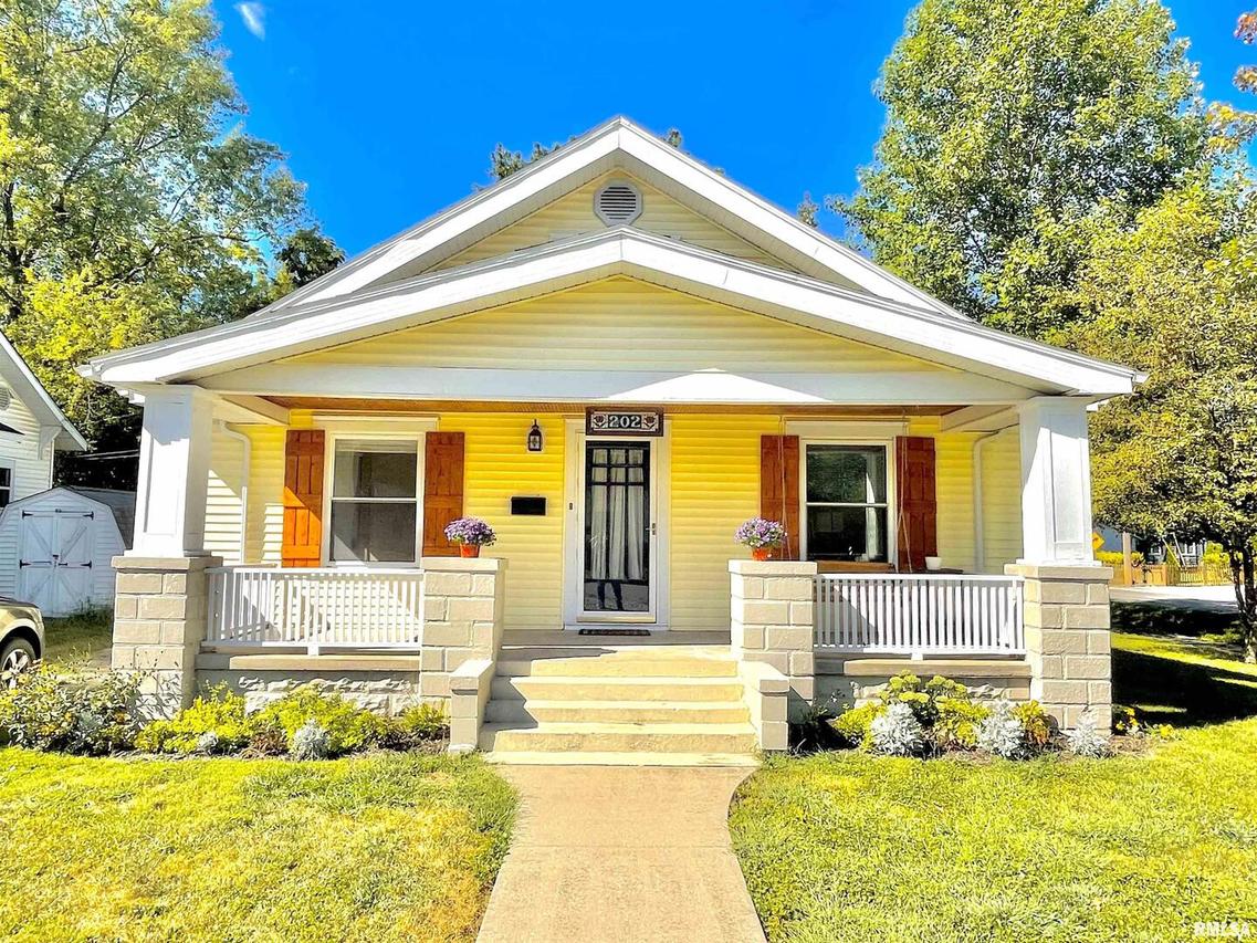 202 W 7th St., Flora, IL 62839