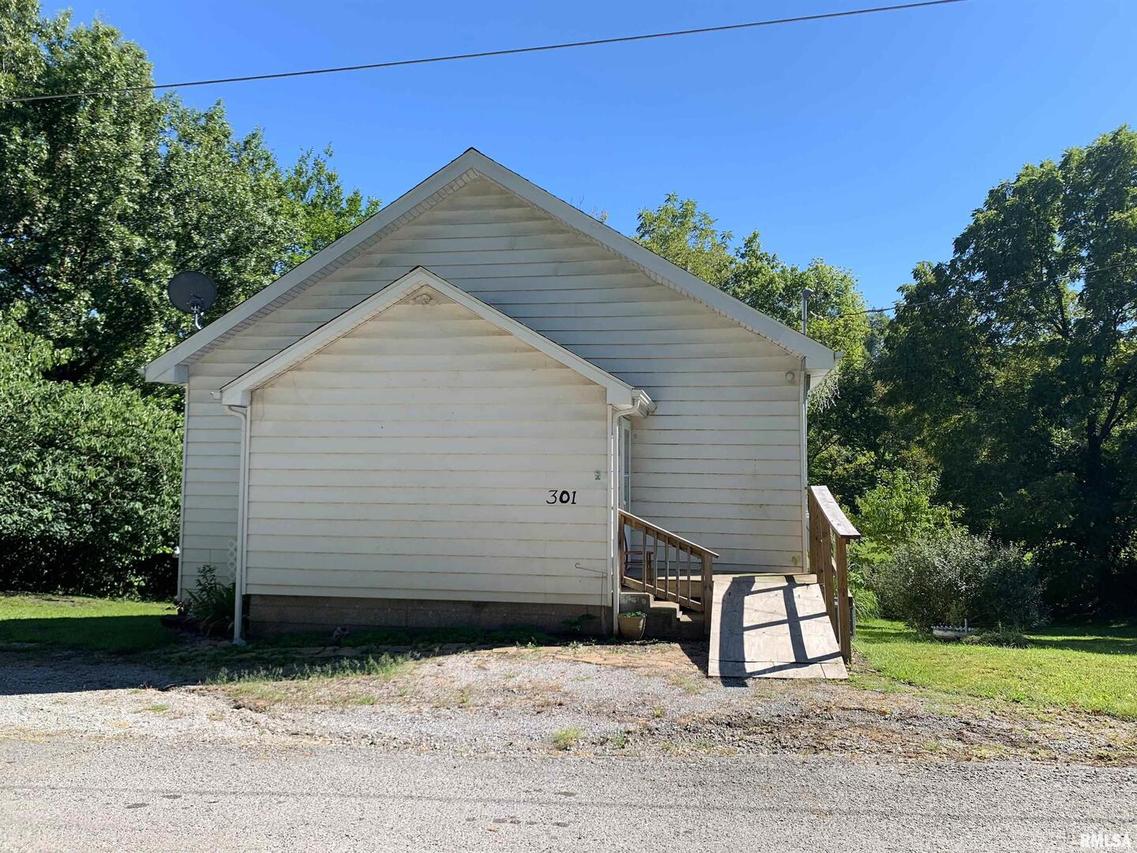 301 E Chicago Ave., Orient, IL 62874