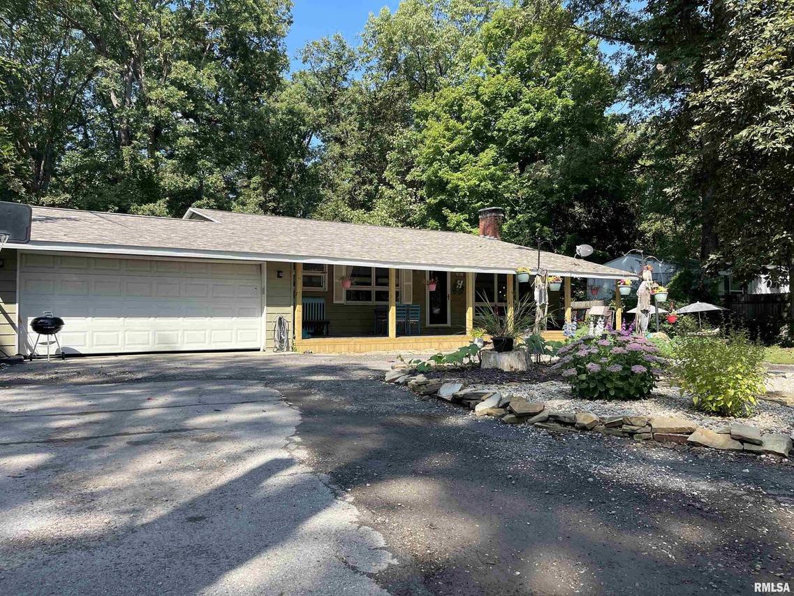 1805 N Broadway, Salem, IL 62881