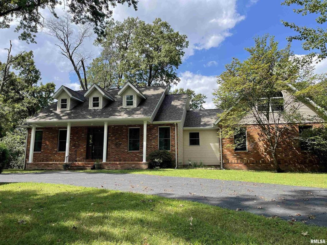 1587 Hawthorn Rd., Salem, IL 62881