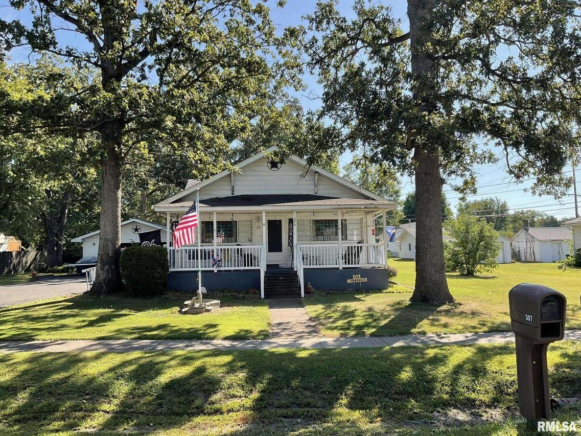 306 S Locust, Sesser, IL 62884