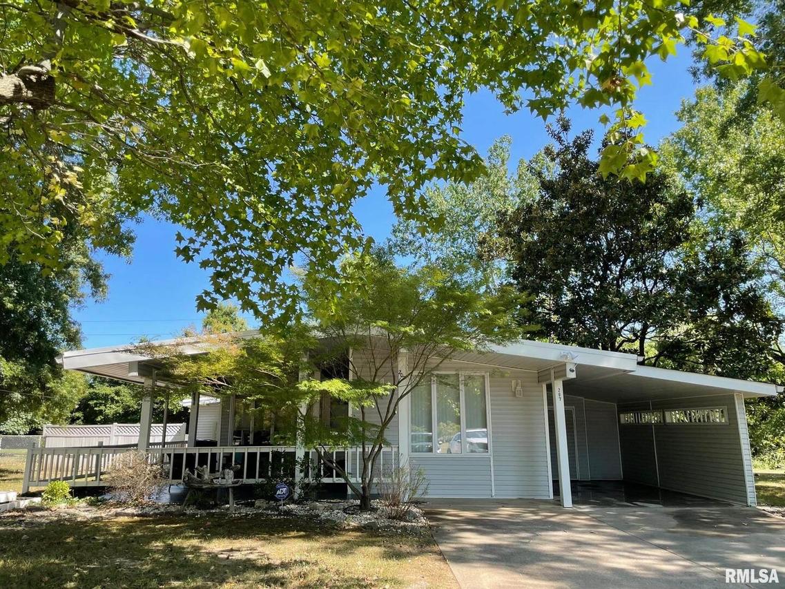 207 N Tower Rd., Carbondale, IL 62901