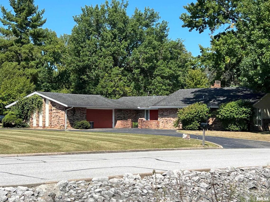 29 Pinewood Dr., Carbondale, IL 62901