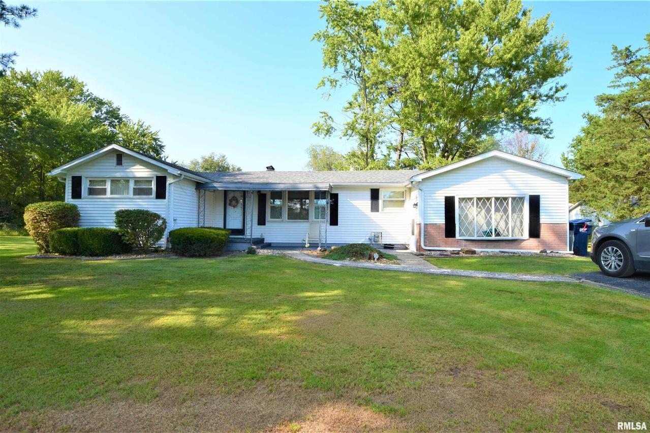 605 W State St., Buckner, IL 62819