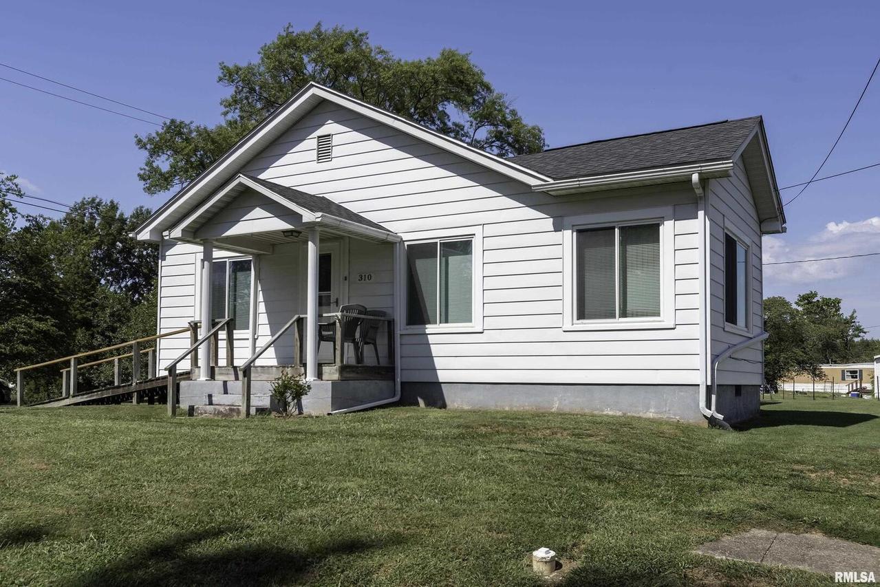 310 W Moore Pl., Mcleansboro, IL 62859
