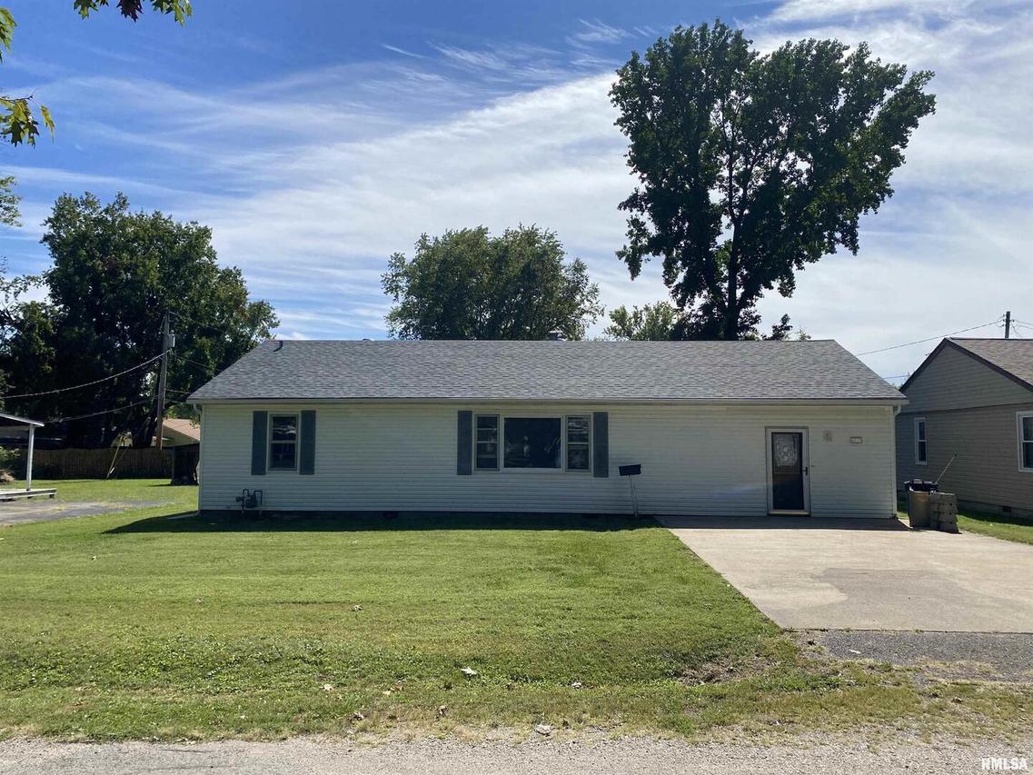 1017 W Bennett St., Salem, IL 62881