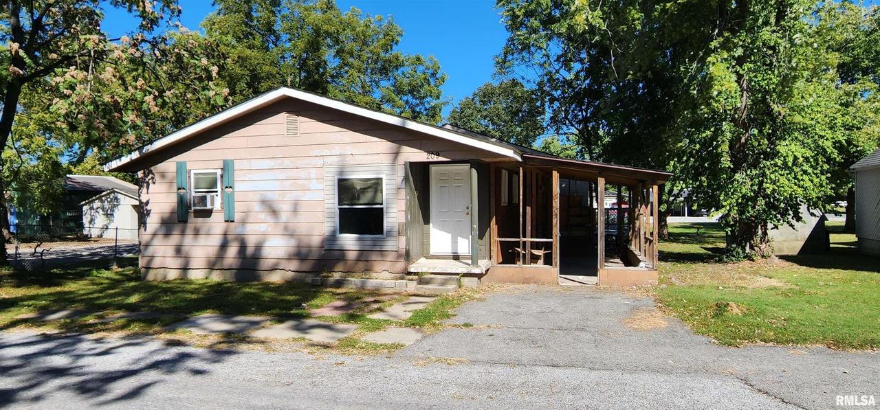 209 E 4th St., West Frankfort, IL 62896