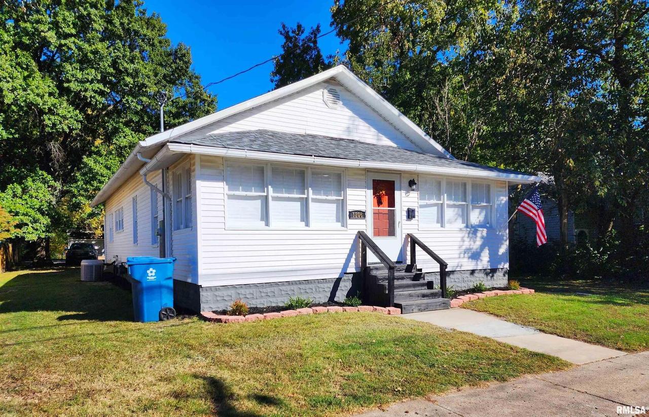 1206 N Maple St., Benton, IL 62812