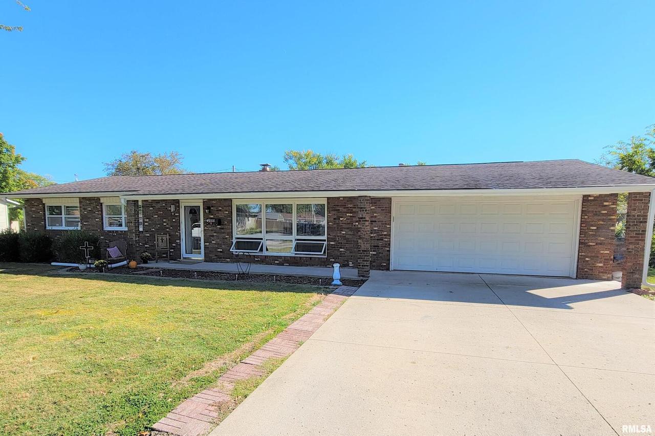 900 Birchwood St., Flora, IL 62839