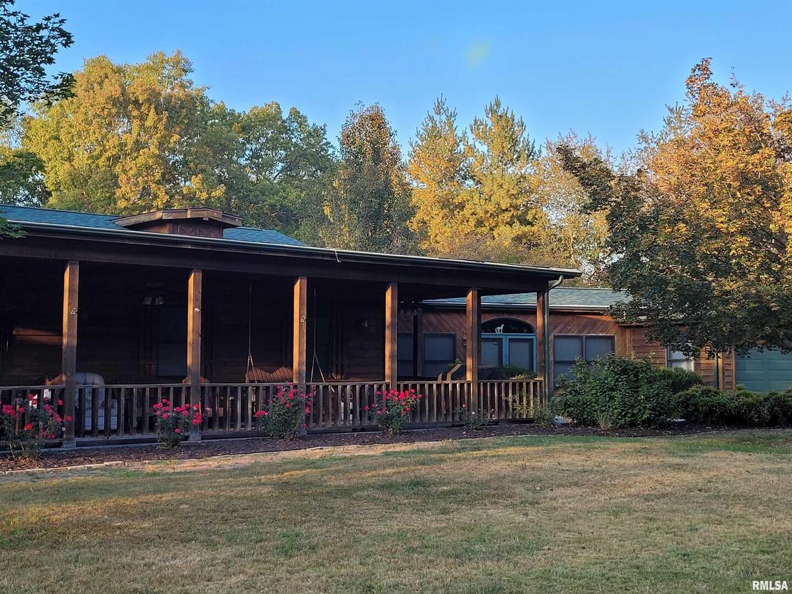 3280 E Burbank Ln., Woodlawn, IL 62898